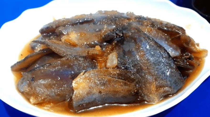 Một đặc sản đậm đà hương vị biển là chả cá sô cô la.