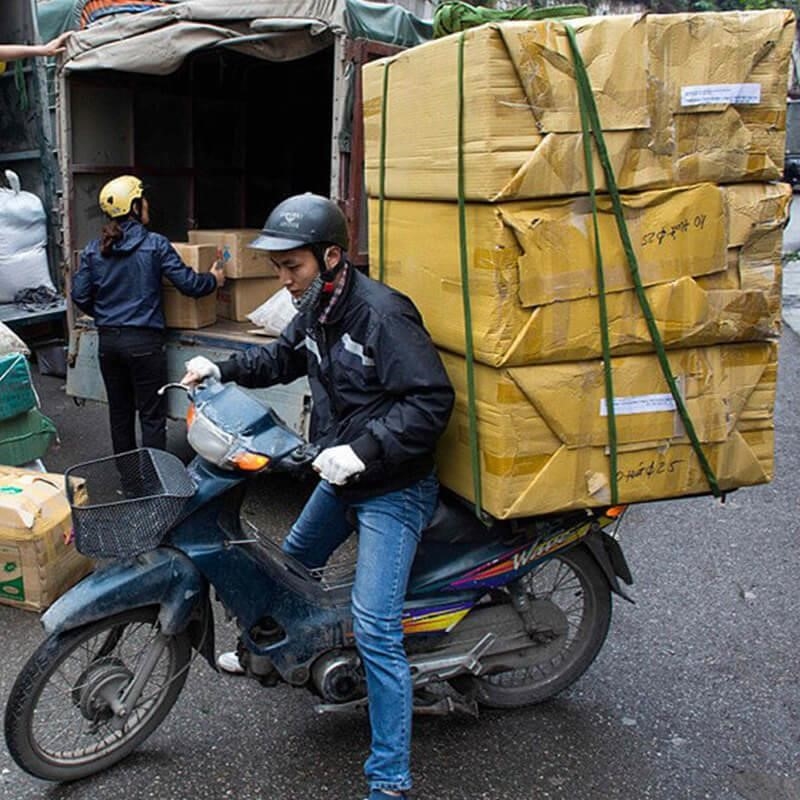 Để giúp giảm thiểu rủi ro và tiết kiệm chi phí so với việc vận chuyển bằng xe máy, đội xe tải của Liên Thảo nhận và giao hàng tại Sài Gòn và Quy Nhơn.