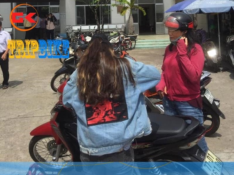 Tại phường Hải Cảng, bạn có thể thuê xe máy.