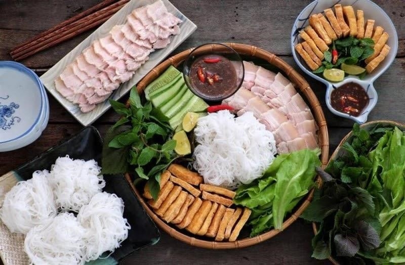 Cây Đa Quán Cây Đa Quán là sự kết hợp ẩm thực của 3 miền Bắc, Trung, Nam.
