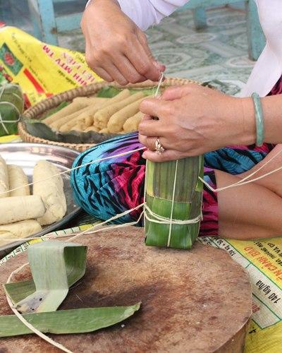 Cách gói bánh tét bằng lá chuối đơn giản bằng tay