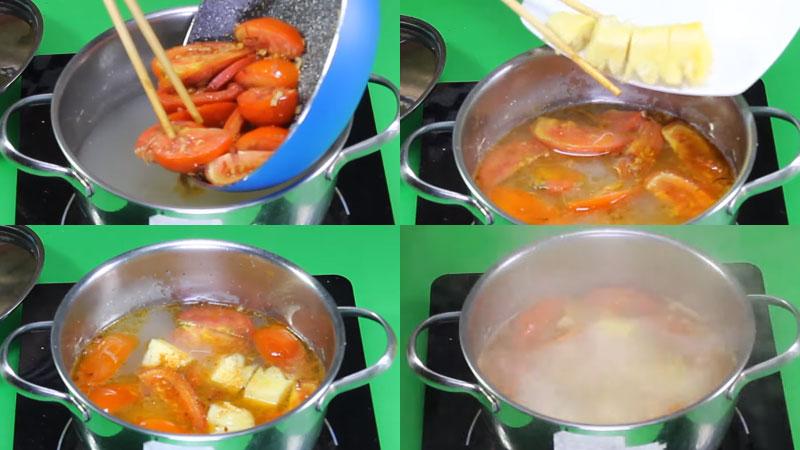 Cho cà chua xào và thơm vào đun sôi với nước dùng