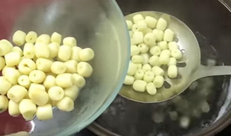 Cách nấu chè đỗ xanh hạt sen: Hầm hạt sen