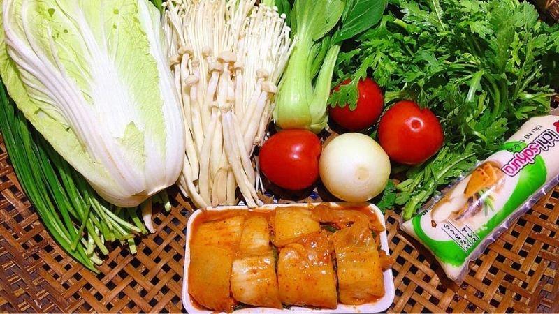 Lẩu kim chi có thể ăn kèm với nhiều loại rau.