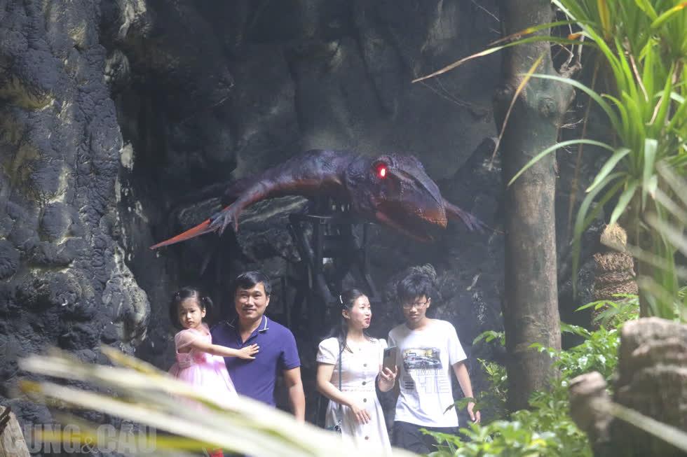 Gia đình chị Thu Thảo khá thích thú khi trải nghiệm mô hình công viên khủng long này.