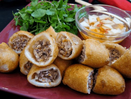 Món ăn vặt là một trong những khoái khẩu của giới trẻ ở Sài Gòn (Ảnh ST)