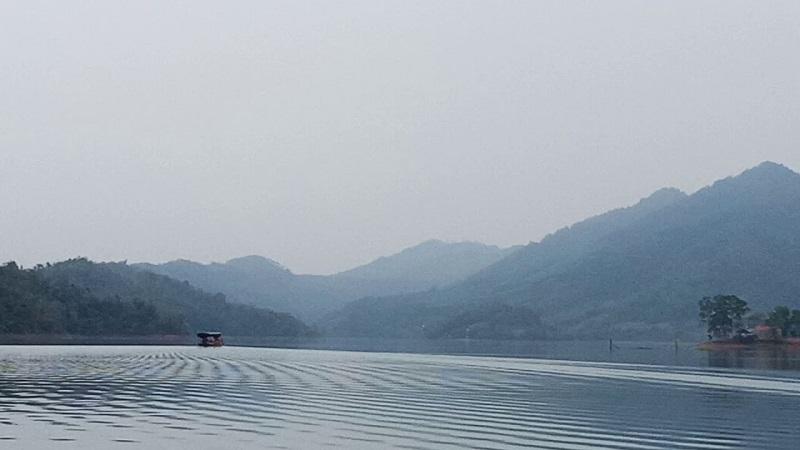 Tham quan nét đẹp hoang sơ rừng núi trùng điệp của Hồ Cấm Sơn