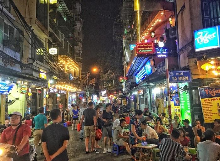 Địa điểm du lịch buổi tối ở Hà Nội, phố bia Tạ Hiện