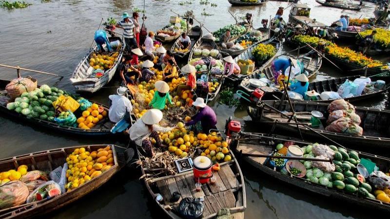 Chợ nổi Cái Bè là đặc trưng của tỉnh Tiền Giang