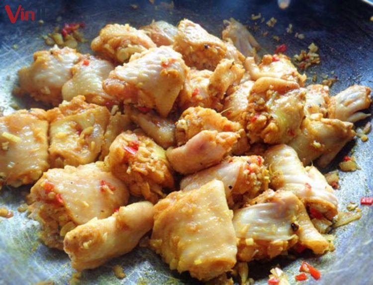 Cách làm gà kho sả ớt ngon, chuẩn vị Bắc - Trung - Nam - VinID