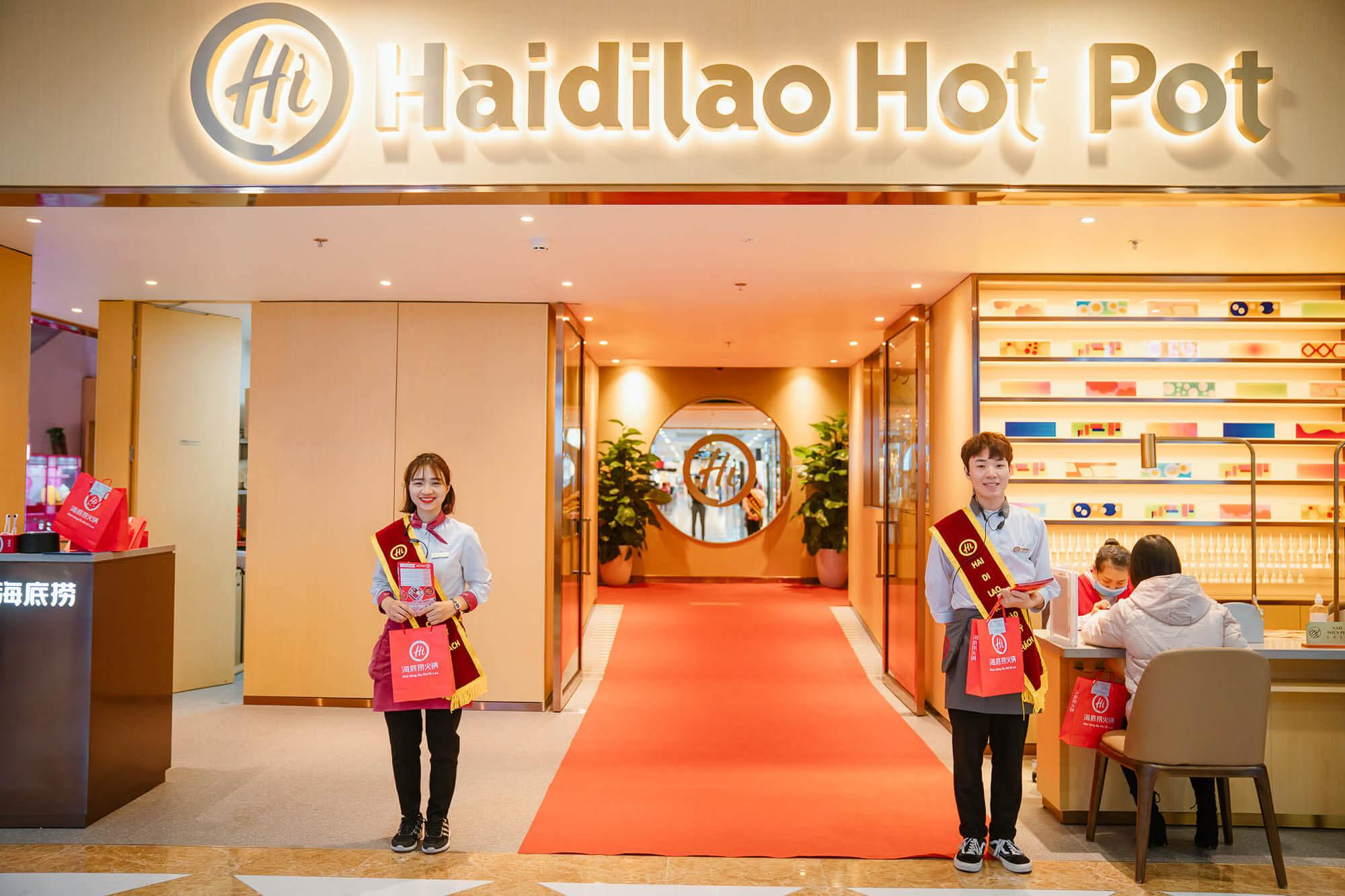 nhân viên thân thiện, nhiệt tình tại Haidilao là một trong những điểm cộng lớn của nhà hàng