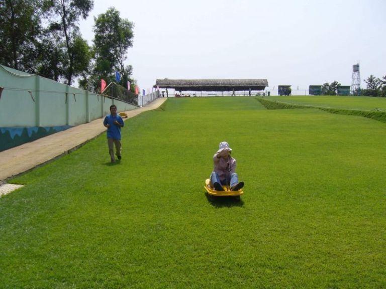 Trượt cỏ là loại hình đáng trải nghiệm tại khu du lịch