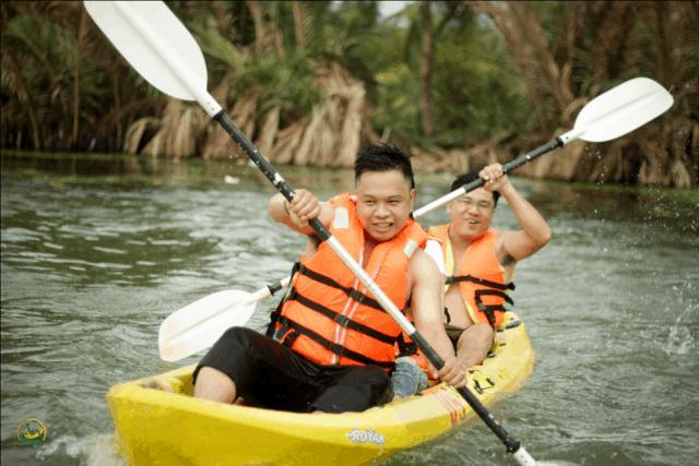 Chèo thuyền Kayak (Ảnh: Làng Du lịch Tre Việt)