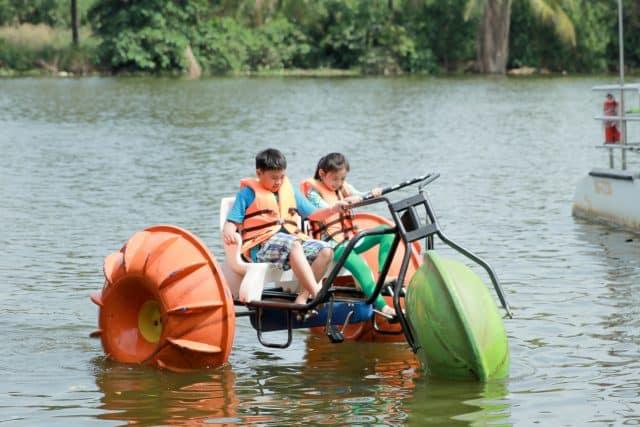 Xe đạp nước là một trò chơi mới lạ, hấp dẫn, chỉ có tại The Bamboo (Ảnh: Làng Du lịch Tre Việt)