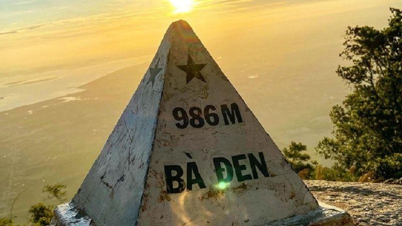 Núi Bà Đen có chiều cao lên đến 968m