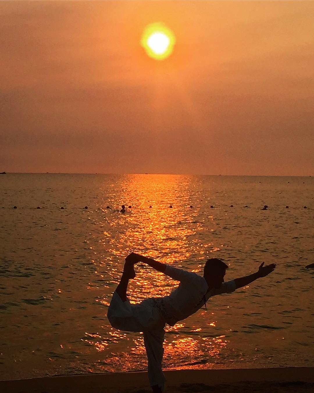 Tập yoga bên bờ biển (@solbymelia_phuquoc)