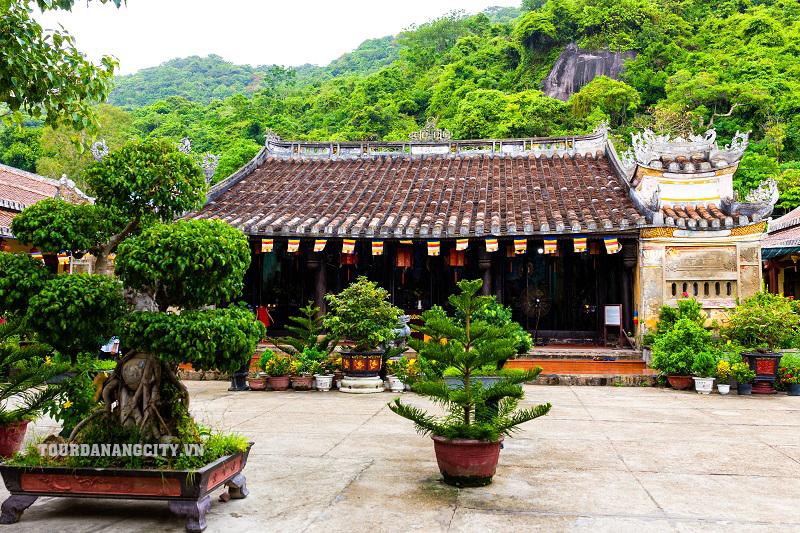 Du khách tham quan ngôi chùa Hải Tạng thiêng liêng trong tour Cù Lao Chàm